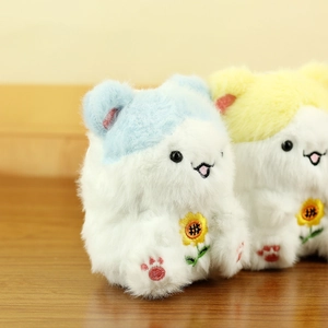 Dettagli dei portachiavi a forma di criceto in peluche con ricamo a girasole e pelliccia