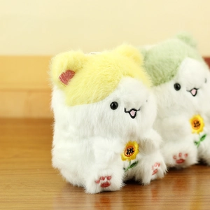 Dettaglio dei portachiavi a forma di criceto in peluche con ricamo a girasole e pelliccia