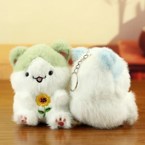 Dettaglio di portachiavi a criceto in peluche con ricamo a girasole e anello in metallo