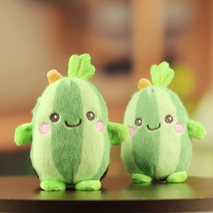 Detail von Wassermelone-Plüschpuppen mit grünen Streifen und süßem Stickerei-Gesicht