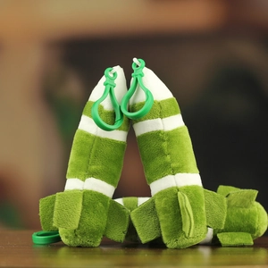 Détail du porte-clés en peluche missile rayé vert avec mousqueton en plastique