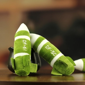 Broderie détaillée des textes DF-61 et DF-5C sur des porte-clés en peluche de missile vert
