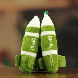 Détail du porte-clés peluche missile DF-61 avec broderie verte sur tissu doux