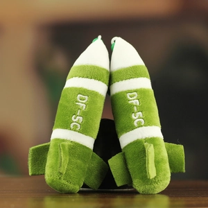 Vue détaillée de la peluche missile DF-5C en tissu vert avec broderie blanche