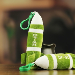 Détail de porte-clés en peluche missile DF-5C avec broderie et crochet en plastique