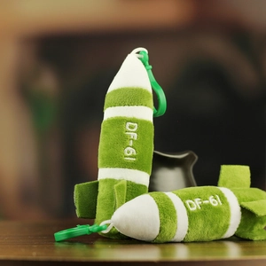 Détails de la peluche porte-clés missile DF-41 avec broderie verte et blanche