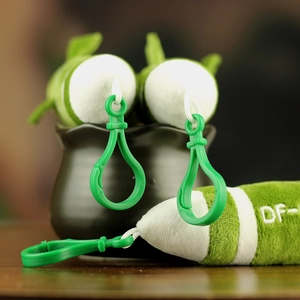 Gros plan du porte-clés peluche missile avec broderie DF et crochet en plastique vert