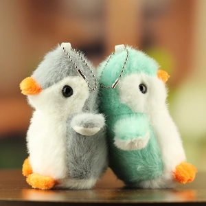 Detail van grijze en muntgroene pluche pinguïn sleutelhangers met zachte vachttextuur