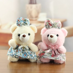 Porte-clés ours en peluche mignons avec robes à fleurs sur surface en bois