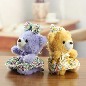 Détail macro de pendentifs ours en peluche avec robes à fleurs et textures douces
