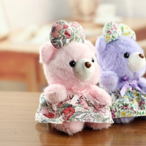Détails de peluches ours en robes à fleurs avec dentelle délicate et nœuds satinés