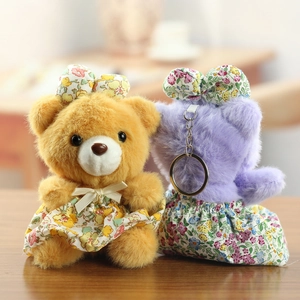 Détail de porte-clés ours en peluche avec robes à fleurs et anneaux en métal argenté