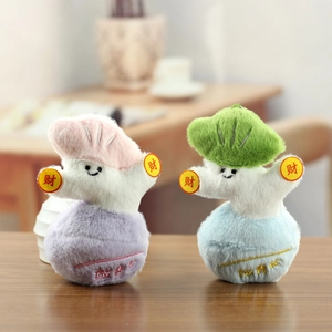 Dettaglio di simpatici ciondoli in peluche a forma di verdura con simboli portafortuna