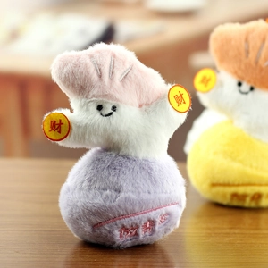 Dettaglio di peluche con ricami cinesi e morbide trame nei colori rosa e viola