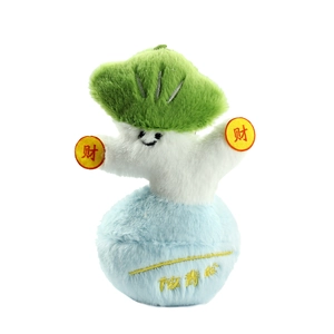 Simpatico portachiavi in peluche a forma di verdura con ricami portafortuna su sfondo bianco