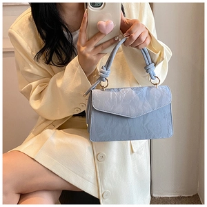 Sac à main bleu clair avec texture marbrée élégante et boucle métallique dorée