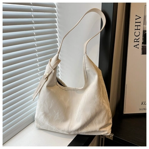 Détail du sac hobo avec texture froissée et étiquette décorative Fashion & Bag