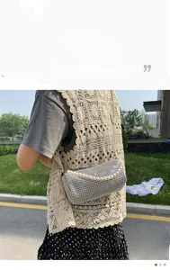 Outdoor-Modellfoto der silbernen Strass-Tasche mit Perlen Griff und Metallkette
