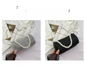 Détail des sacs barils en strass argentés et noirs avec anses en perles et chaînes