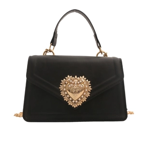Sac à main élégant en cuir noir avec fermoir cœur en perles dorées et bandoulière chaîne