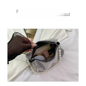 Innenansicht der Strass-Abendtasche mit PerlenGriff zeigt den geräumigen Stauraum