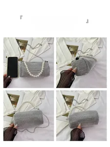 Details der silbernen Strass-Zylindertasche mit Perlenkapitel und Handy-Größenvergleich