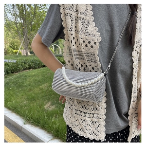 Silberne Strass-Zylindertasche mit Perlengriff und Kettenriemen an der Schulter
