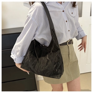 Grand sac à bandoulière noir plissé en PU pour femme au design minimaliste