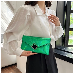 Pochette a busta verde metallizzato con trama a pietra, fibbia nera e tracolla a catena oro