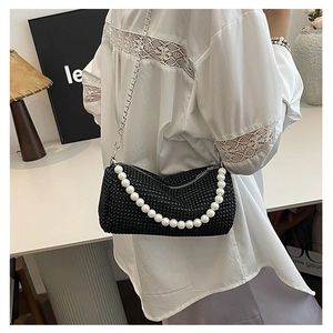 Détail du sac cylindre à strass noirs avec bandoulière perle et chaîne argentée