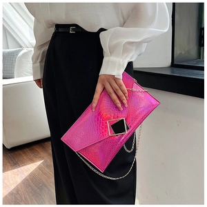 Pochette olografica rosa con motivo serpente, fibbia dorata e catena indossata