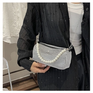 Detailansicht der glitzernden Strass-Zylindertasche mit Perlen Griff und Silberkette