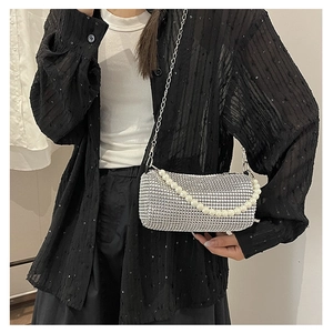 Funkelnde silberne Zylindertasche mit Strasssteinen, Perlengriff und Metallkette