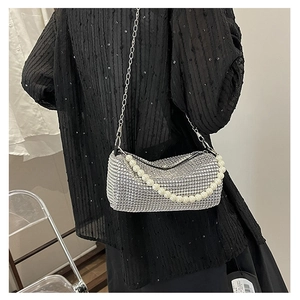 Detailansicht der silbernen Strass-Zylindertasche mit Perlengriff und Metallkette