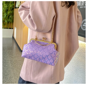 Détail du sac à main à paillettes violettes avec motif à vagues et fermoir doré