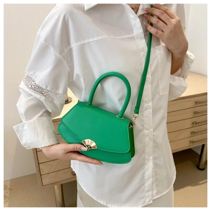 Détail du sac à bandoulière en cuir PU vert vif avec boucle dorée en forme d'éventail