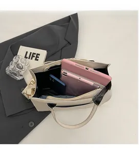 Intérieur spacieux du cabas en PU beige montrant la grande capacité pour tablette