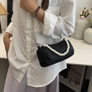 Glitzernde Strass-Zylindertasche mit Perlengriff und Metallkette an einem Modell