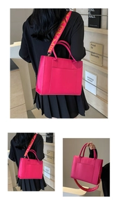 Sac fourre-tout rose avec bandoulière imprimée large porté à la main et en bandoulière