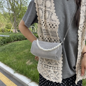 Elegante silberne Strass-Zylindertasche mit großem Perlengriff und einer Kettenriemen