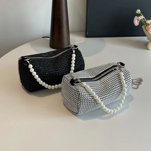 Funkelnde Strass-Boston-Tasche mit Perlengriff und Metallkettenriemen in zwei Farben