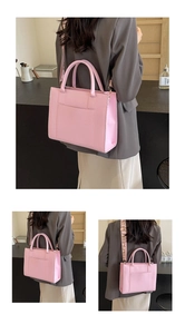 Détail du sac à main carré rose avec bandoulière large à motifs géométriques