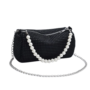 Sac cylindrique en strass noirs chic avec anse en perles et chaîne argentée