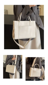 Détails d'un sac cabas en cuir blanc avec large bandoulière à motifs et différents portés