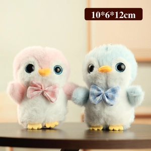 Paire de porte-clés pingouins en peluche rose et bleu avec nœuds papillon et yeux brillants