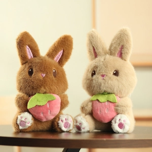 Porte-clés lapins en peluche marron et beige tenant des fraises brodées avec soin