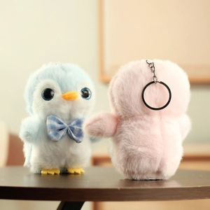 Paire de porte-clés pingouins en peluche bleu clair et rose avec fourrure douce