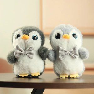 Porte-clés pingouins en peluche avec yeux à paillettes bleues et nœuds papillon argentés