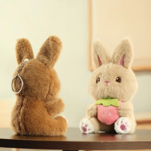 Détail de porte-clés lapin fraise en peluche montrant les vues avant et arrière avec clips