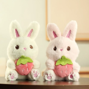 Couple de lapins en peluche avec fraises rouges, jouets doux en blanc et rose